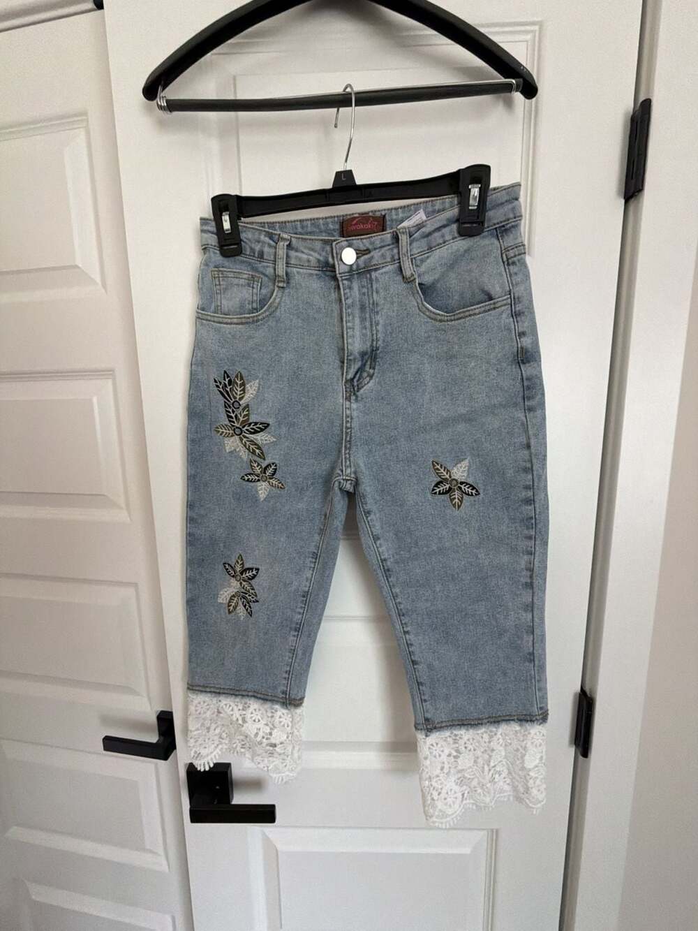 Swakaki Floral Embroidered Lace-Trim Capri Jeans